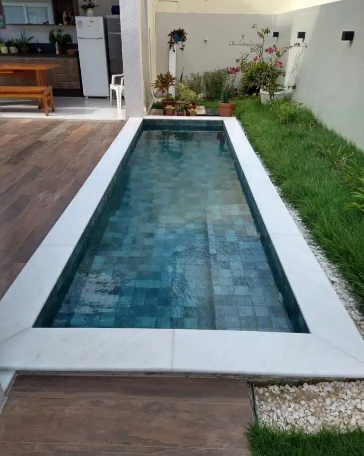 10 Ideias Inovadoras de Borda de Piscina para Seu Projeto 9 Praia: essa borda tenta reproduzir a areia da praia.