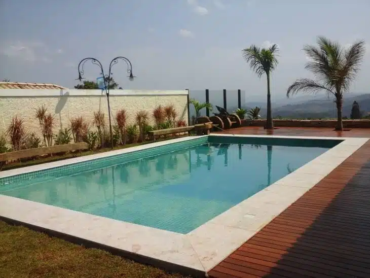 10 Ideias Inovadoras de Borda de Piscina para Seu Projeto 10 Borda de piscina atérmica: são feitas com materiais cimentícios, não esquentam ao longo do dia.