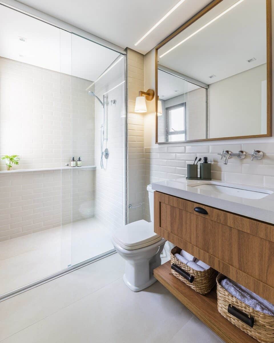 Box até o teto: a tendência que vai inovar seu espaço 9 Conhecido como box piso-teto, o modelo possui prós e contras como qualquer outra instalação. Analise os pontos do arquiteto e reflita se o box até o teto combina com a realidade do seu banheiro: