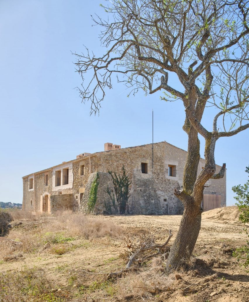 Ruínas de pedra transformadas em casa deslumbrante na Espanha. 2 Exterior da Casa 1627, mostrando a integração entre os novos elementos de pedra pálida e concreto e as paredes originais restauradas.