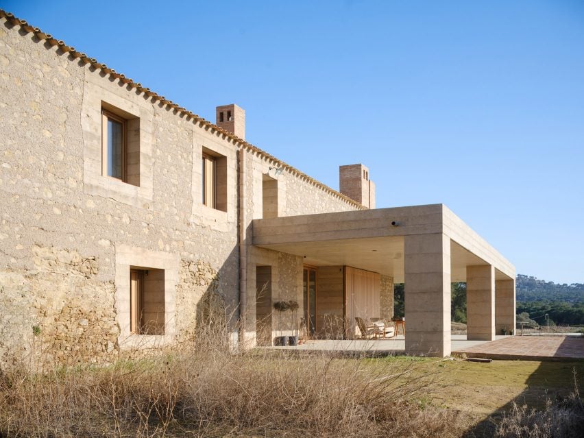 Ruínas de pedra transformadas em casa deslumbrante na Espanha. 3 Foto da Casa 1627, onde novos elementos de concreto foram adicionados no sul e oeste devido à falta de construção anterior.