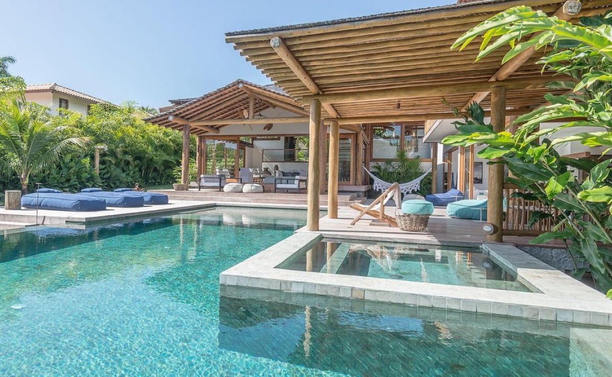 Casa de Praia: 40 Projetos Para Criar Seu Próprio Refúgio No Litoral 2 Imagem que representa uma casa de praia com um design moderno e luminoso.