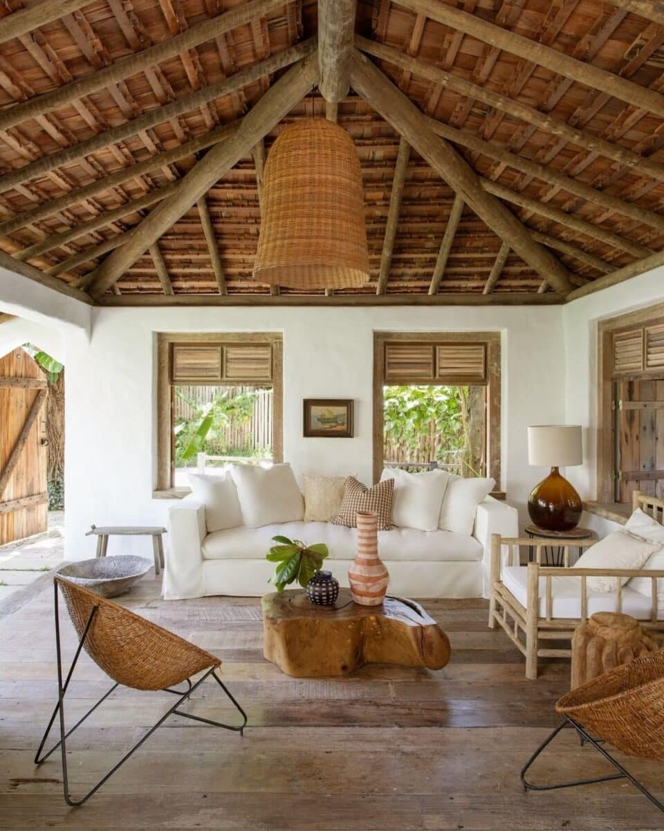Casa de Praia: 40 Projetos Para Criar Seu Próprio Refúgio No Litoral 8 Ambiente interno da casa de praia com estilo leve e fresco.