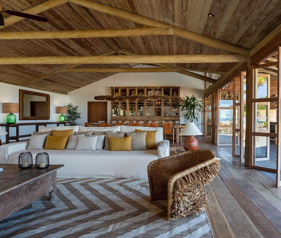 Casa de Praia: 40 Projetos Para Criar Seu Próprio Refúgio No Litoral 10 Espaço decorado com elementos naturais, criando um ambiente relaxante.