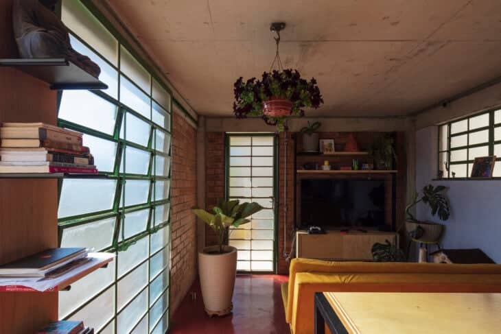 Casa em favela concorre a prêmio mundial de arquitetura 8 casa em favela tem assentamento de tijolos na horizontal, para melhor climatização