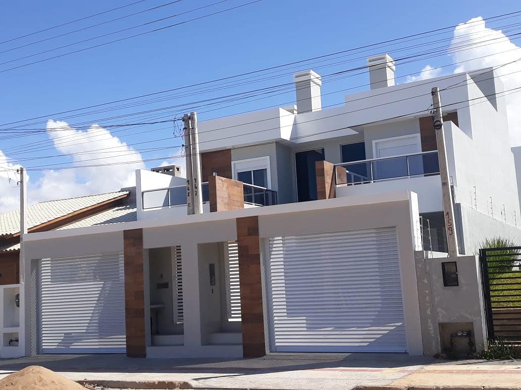 Vantagens e Desvantagens de Morar em uma Casa Geminada 9 Residiência geminada mostrando o compartilhamento de parede com vizinho.