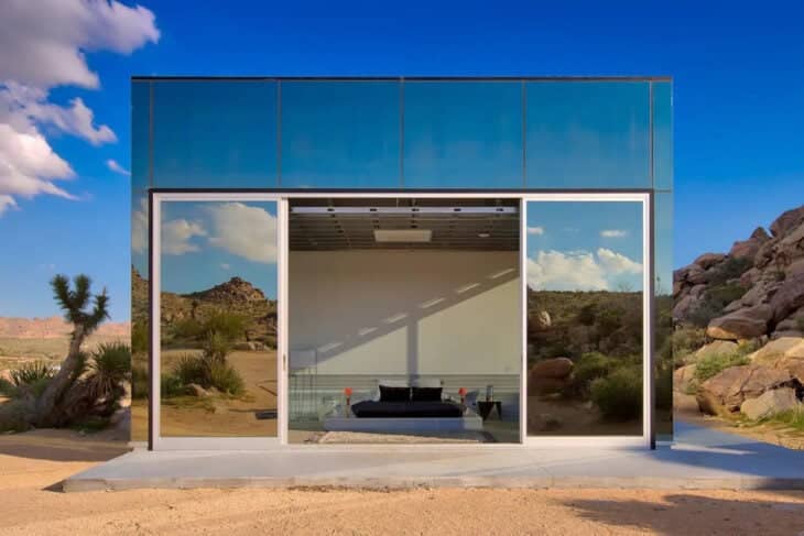 A Incrível Casa Invisível no Deserto da Califórnia 10 Luxo e conforto na suíte principal da casa invisível.