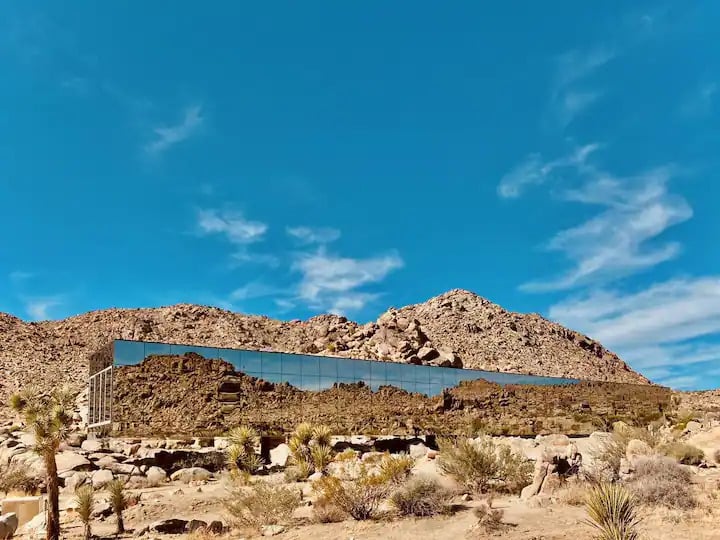 Imagem da casa invisível refletindo o deserto da Califórnia.
