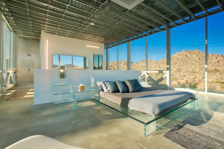 A Incrível Casa Invisível no Deserto da Califórnia 9 Interior da casa invisível decorado de maneira minimalista.
