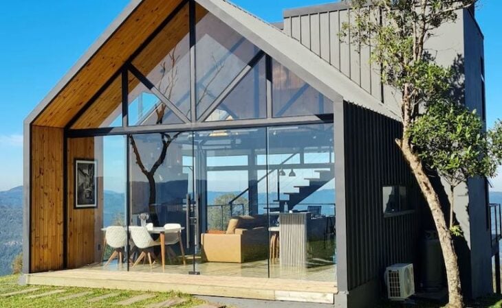 Imagem de uma casa pré-fabricada com estrutura metálica