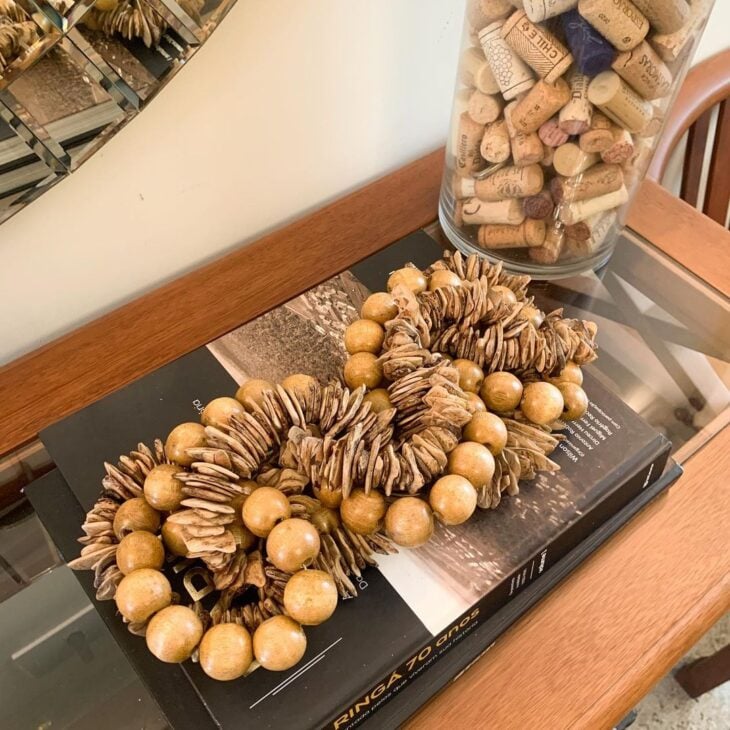 Sofisticação na Decoração: Como Usar o Colar de Mesa 6 Colar de mesa marca presença em diferentes superfícies de uma sala