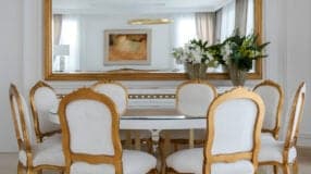 A Elegância da Cor Pérola na Decoração 9 Cor dourada em uma decoração.
