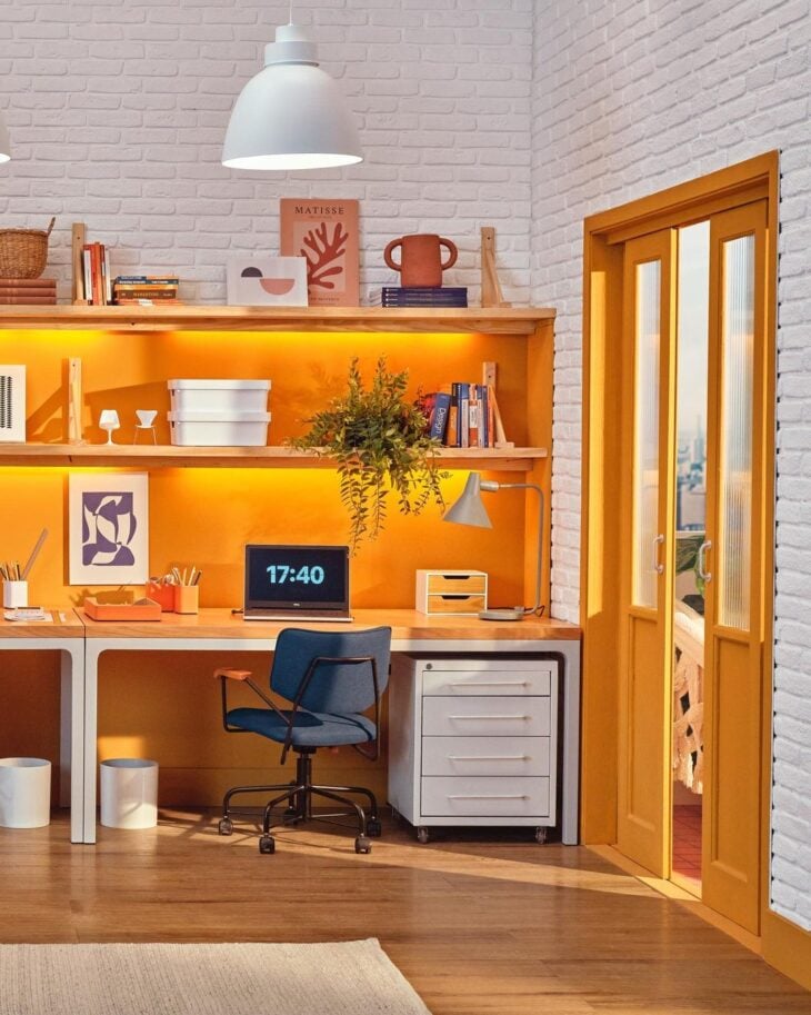 Decoração Vibrante: O Poder da Cor Ocre em Ambientes 6 Imagem de uma sala de jantar com um mural vibrante que incorpora a cor ocre.