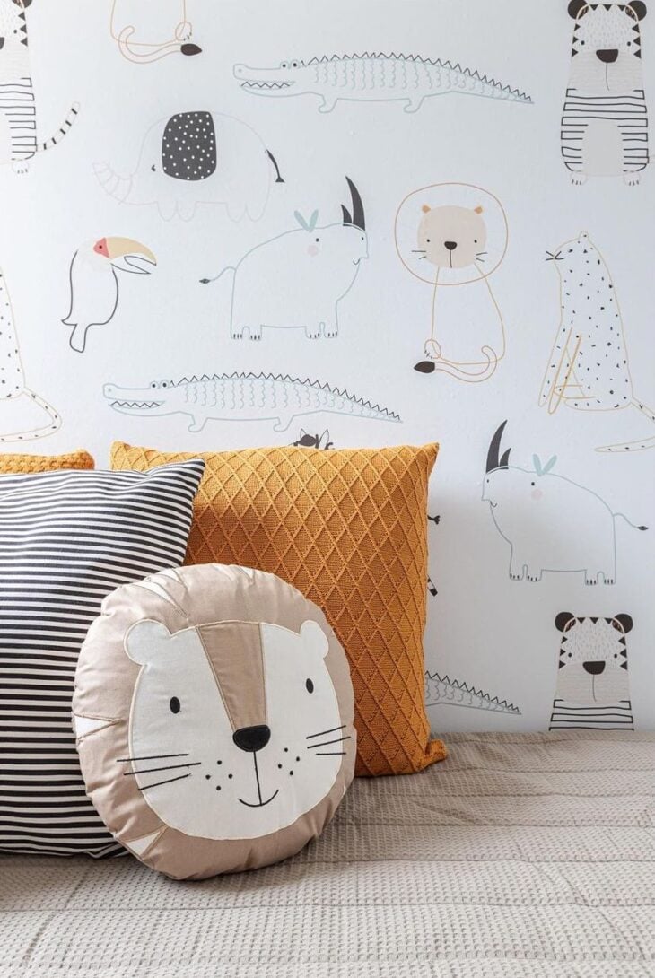 Decoração Vibrante: O Poder da Cor Ocre em Ambientes 10 Imagem de uma sala onde o ocre claro serve como fundo para quadros.