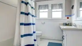 O box até o teto está virando tendência no banheiro de muitos lares. Além da beleza, a instalação promete segurar o vapor no espaço, proporcionando mais relaxamento. Se você está ponderando aderir ao modelo, confira as explicações do arquiteto Rafael Rodrigues Leão, do escritório Studio 3.7 Arquitetura, e depois se inspire com fotos de projetos com esse tipo de box para banheiro.