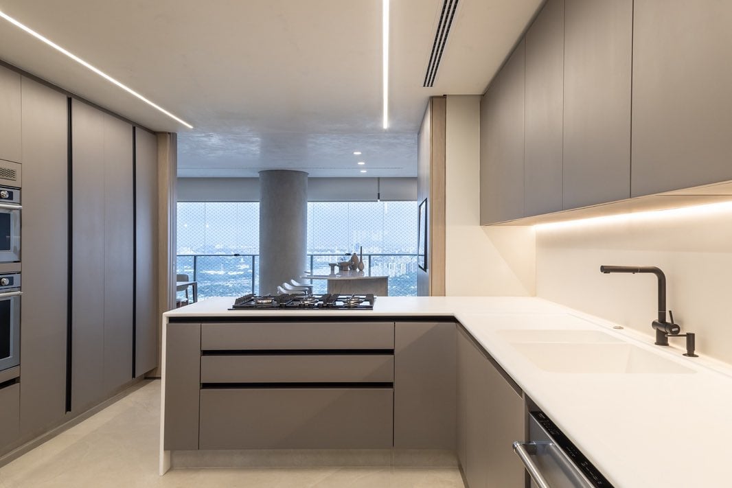 10 Ideias de Cozinha Cinza para se Surpreender com o Tom 4 O cinza é ideal para um ambiente sóbrio.