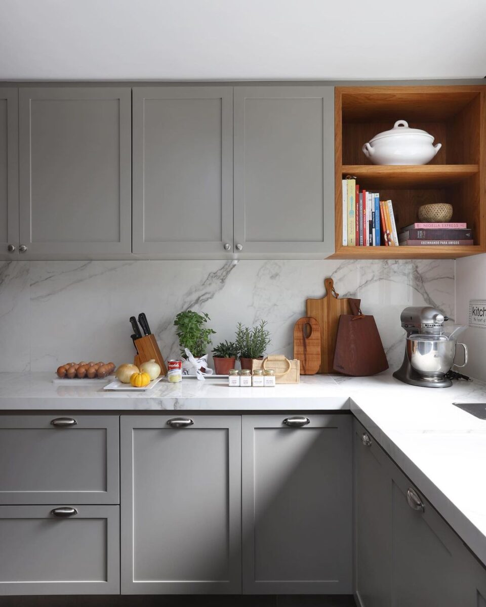 10 Ideias de Cozinha Cinza para se Surpreender com o Tom 9 A cozinha branca e cinza é uma das combinações mais usadas.