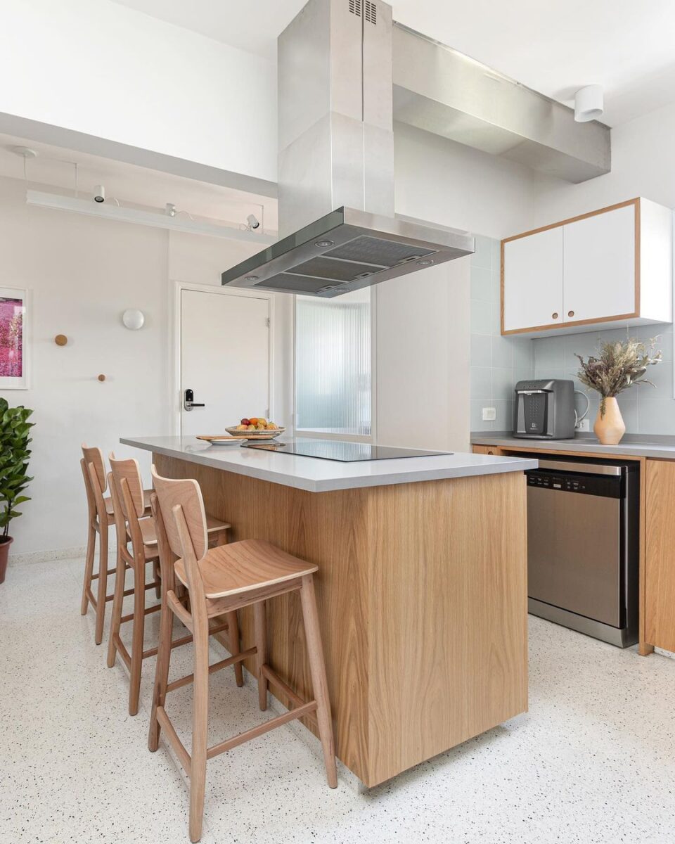 Cozinha Pequena com Ilha: Um Toque de Estilo na Decoração 10 Foto de cozinha amarela 0 - 3.