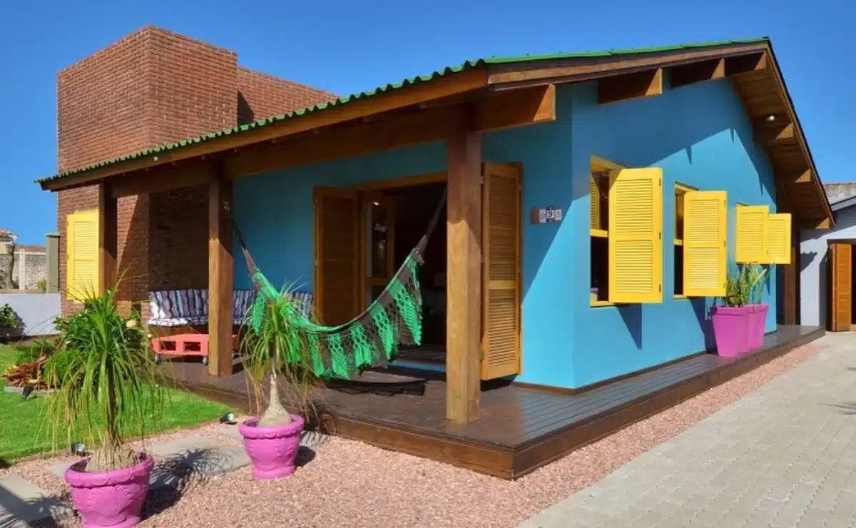8 Fachadas de Casas Simples e Aconchegantes com Varanda 3 Uma fachada de casa com varanda, independentemente de ser grande ou pequena, moderna ou altamente luxuosa, pode ser devidamente valorizada com materiais simples e de boa qualidade.