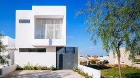Fachadas de casas simples com varanda