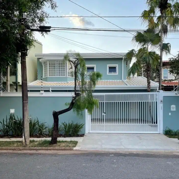 8 Fachadas de Casas Simples e Aconchegantes com Varanda 5 Uma fachada simples é atemporal.