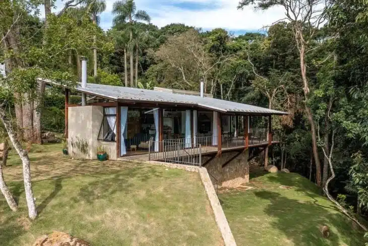 8 Fachadas de Casas Simples e Aconchegantes com Varanda 2 Ou o grande destaque da fachada.