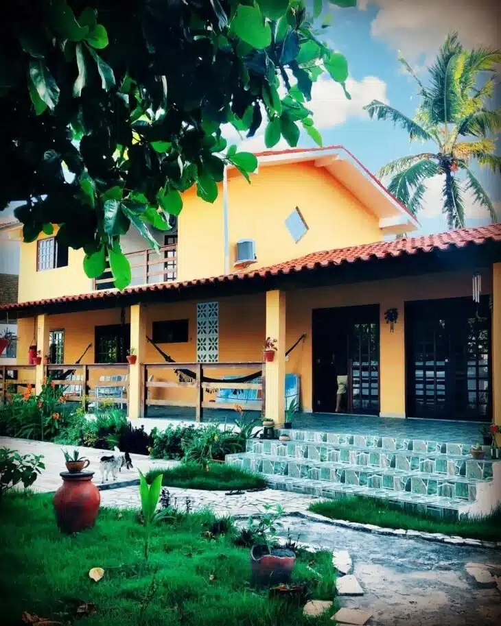 8 Fachadas de Casas Simples e Aconchegantes com Varanda 10 A espaçosa varanda proporciona bons momentos de descanso.