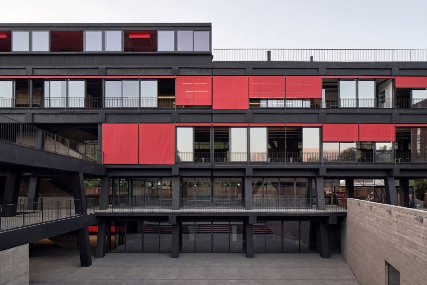 Cortinas vermelhas transformam a fachada do inovador FADEU. 2 Fachada do edifício FADEU com cortinas vermelhas, que compõem o design da escola de arquitetura