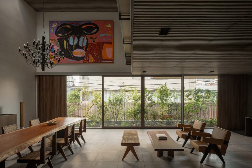 Louvres impressionantes garantem privacidade na casa de Aoyama. 3 Uma vista da ampla sala de estar, onde os louvres também fornecem sombra e assistência à iluminação do interior.