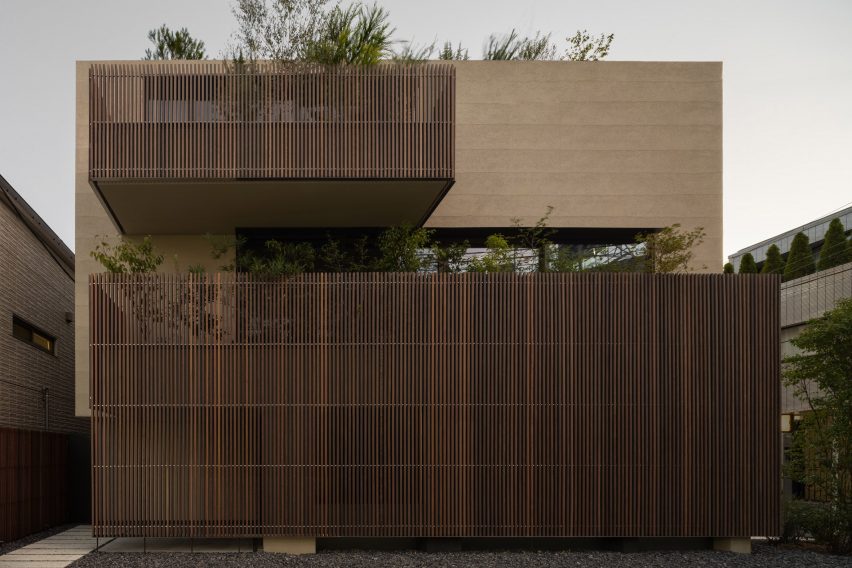 Louvres impressionantes garantem privacidade na casa de Aoyama. 2 A casa revestida de louvres de madeira Itauba, projetada para oferecer privacidade e proteção contra a visão de vizinhos e transeuntes.