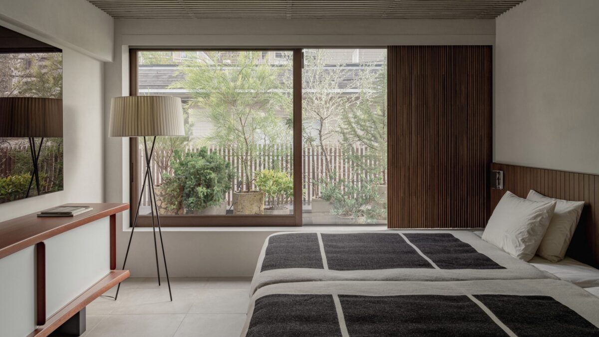 Louvres impressionantes garantem privacidade na casa de Aoyama. 1 Louvres impressionantes garantem privacidade na casa de Aoyama.