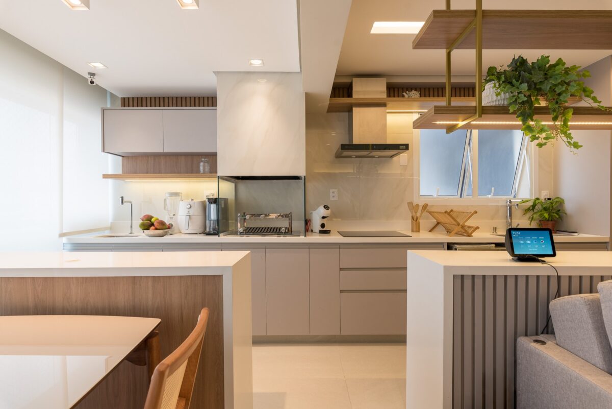 Móveis planejados: o que você precisa saber para fazer boas escolhas 8 A cozinha fica mais funcional e organizada com os móveis planejados (Projeto: Cinthia Claro Arquitetura)