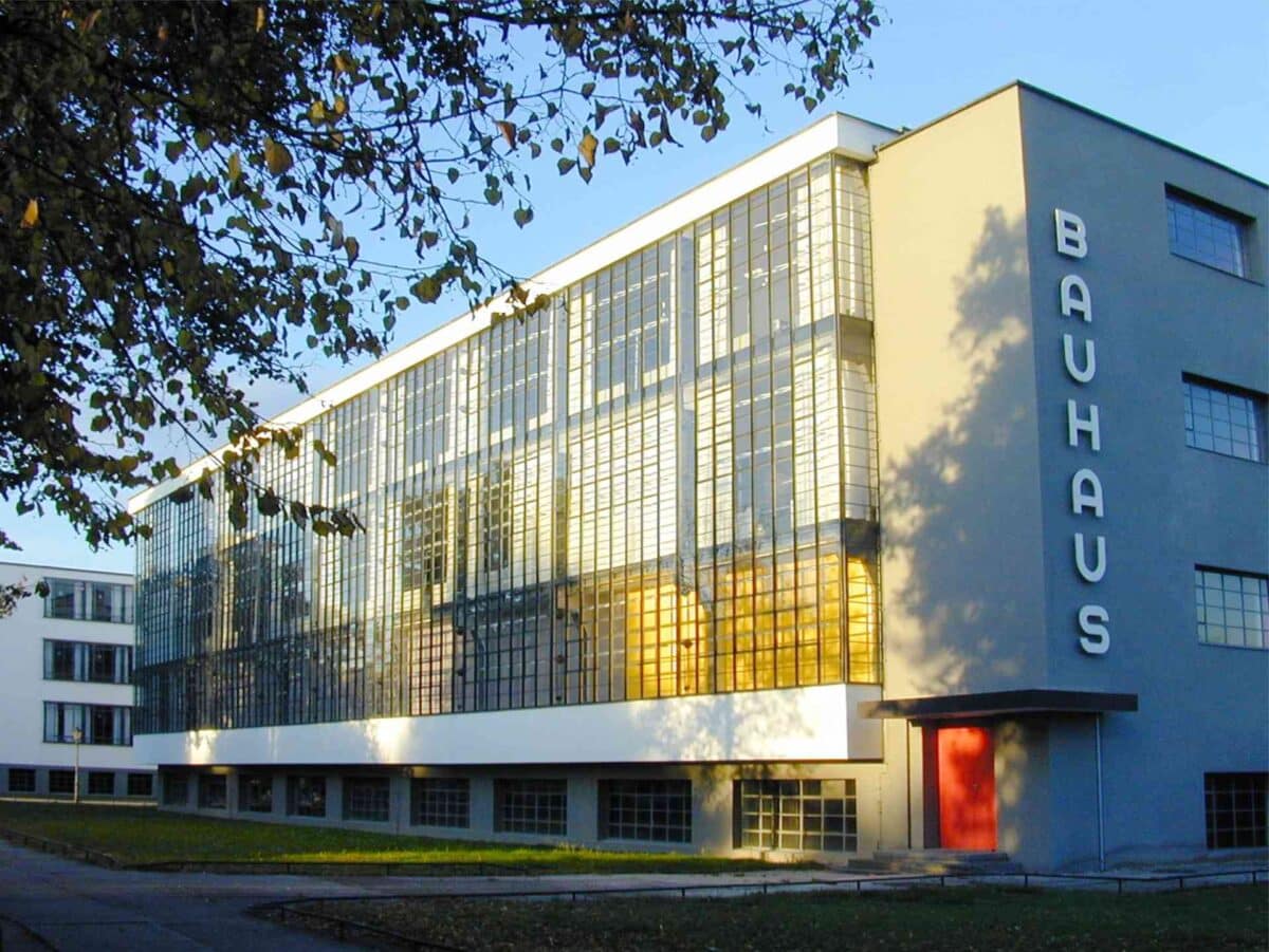 Minimalismo: conceito, estilo de vida e estética 4 Prédio da escola de design Bauhaus (Foto: PxHere)