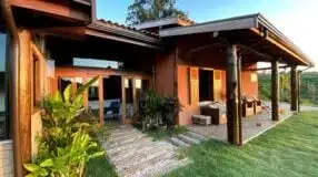 Casa rústica e aconchegante para uma família que vive no campo.
