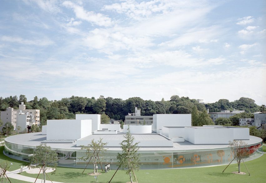 SANAA conquista Le Prix Charlotte Perriand 2025 com inovação. 3 O Museu da Arte Contemporânea do Século 21 em Kanazawa é uma das obras notáveis deles.