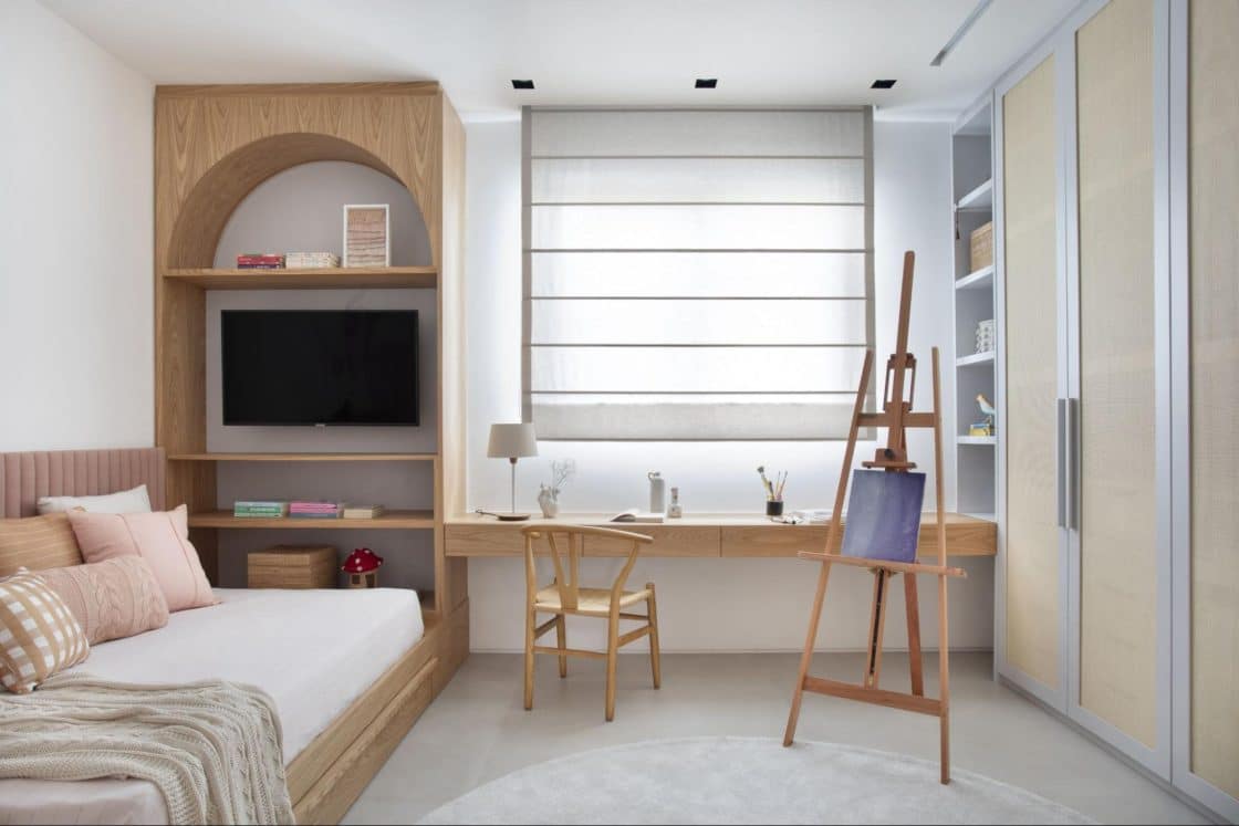 Neste quarto infantil, a luminária de mesa proporciona a luz ideal para momentos de aprendizado e criatividade na escrivaninha, sem ocupar muito espaço.