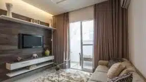 Revestimento para sala: dicas de um especialista e 10 ideias 9 Foto de revestimento para sala cimento queimado