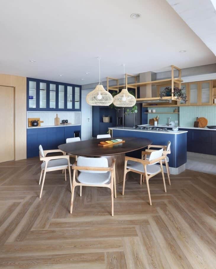 Decoração Aconchegante com Lustres Rústicos 10 Cúpulas de palhinha oferecem uma atmosfera orgânica ao design.