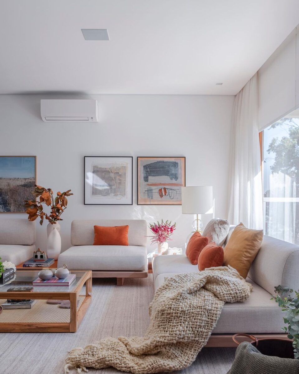 Como Usar Manta para Sofá e Transformar Seu Ambiente em um Espaço Aconchegante 6 Sofás decorados com mantas criam um ambiente bonito.