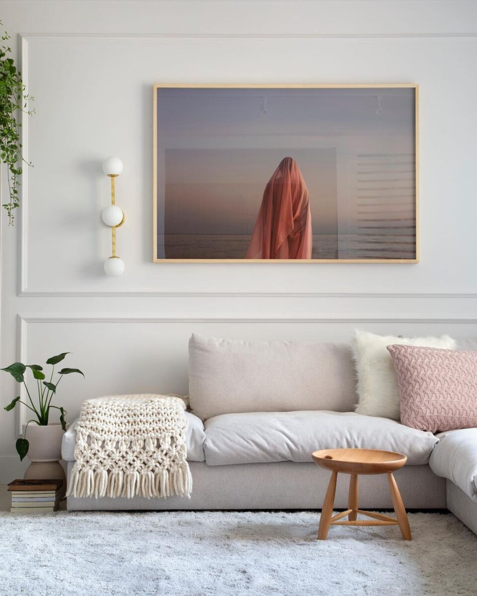 Como Usar Manta para Sofá e Transformar Seu Ambiente em um Espaço Aconchegante 9 Sofá decorado que expressa conforto e organização.