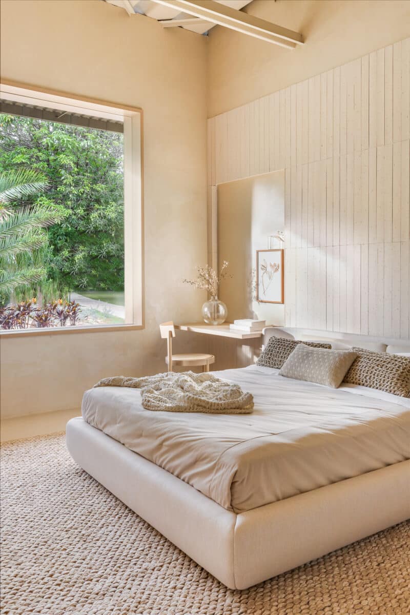 Minimalismo: conceito, estilo de vida e estética 2 Quarto de casal minimalista em tons de bege (Projeto: Traama Arquitetura e Design)