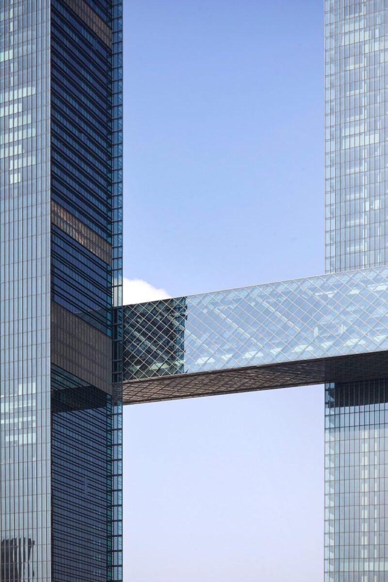 Uma imagem com vista diferente do One Za'abeel, destacando o cantilever e a arquitetura de Edifício.