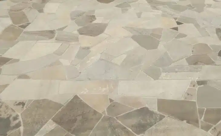 Uma calçada feita com pedras.