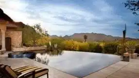 Revestimento para piscina: saiba qual o melhor material a ser escolhido 8 Imagem de piscina com borda infinita