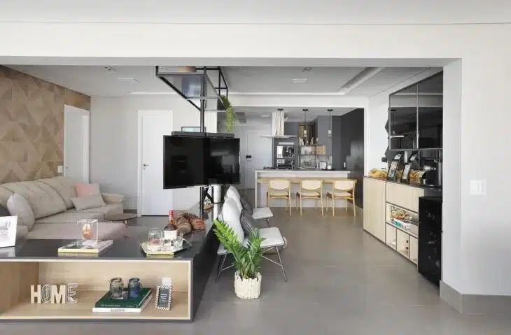 Inspire-se com 10 ideias de decoração utilizando porcelanato acetinado 8 Cozinha decorada com porcelanato acetinado em tons claros.