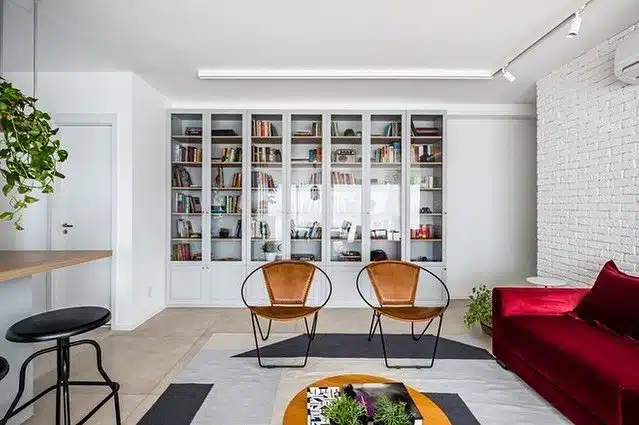 Espaço decorativo com porcelanato bege
