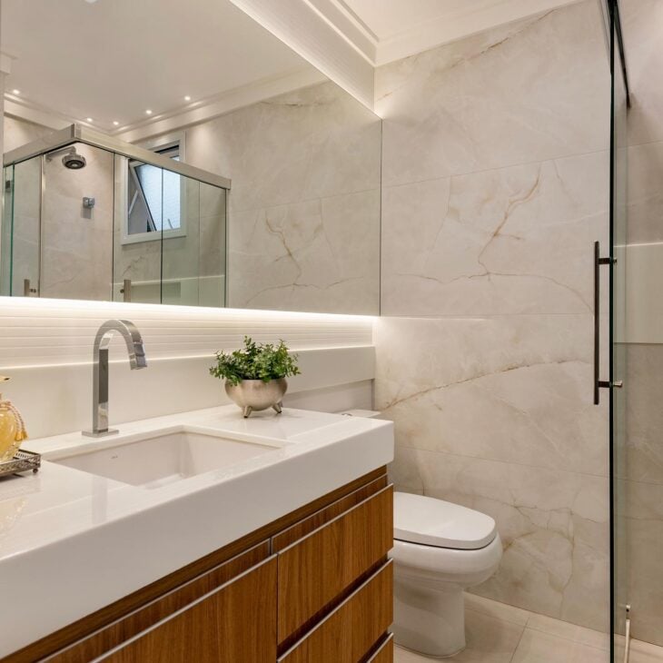 Porcelanato Marmorizado: Descubra seu Charme e Versatilidade 4 Porcelanato marmorizado no banheiro