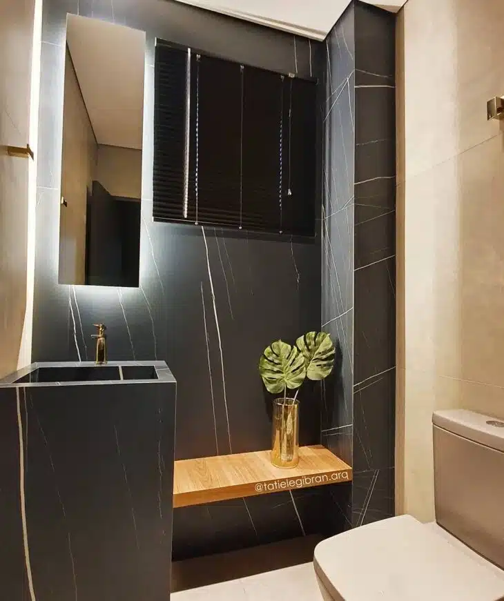 Aplicação de porcelanato preto nas paredes