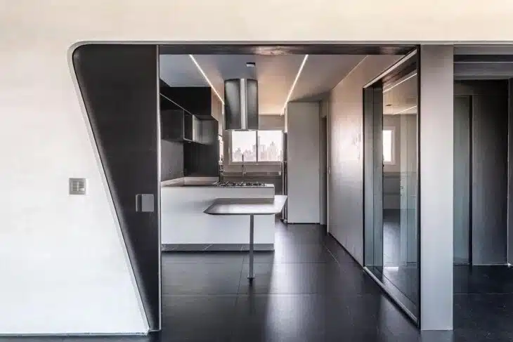 10 Ambientes com Porcelanato Pretos que São Pura Sofisticação 10 Cozinha com chão em porcelanato preto
