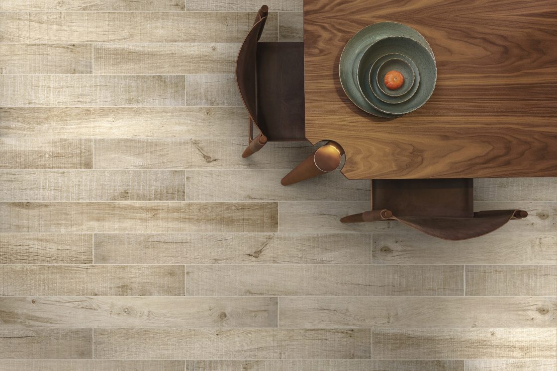 Porcelanato com relevo: personalidade ao alcance das mãos 9 O porcelanato que reproduz a madeira kauri trouxe um toque rústico e, ao mesmo tempo, manteve o ambiente monocromático (Projeto: Portobello)